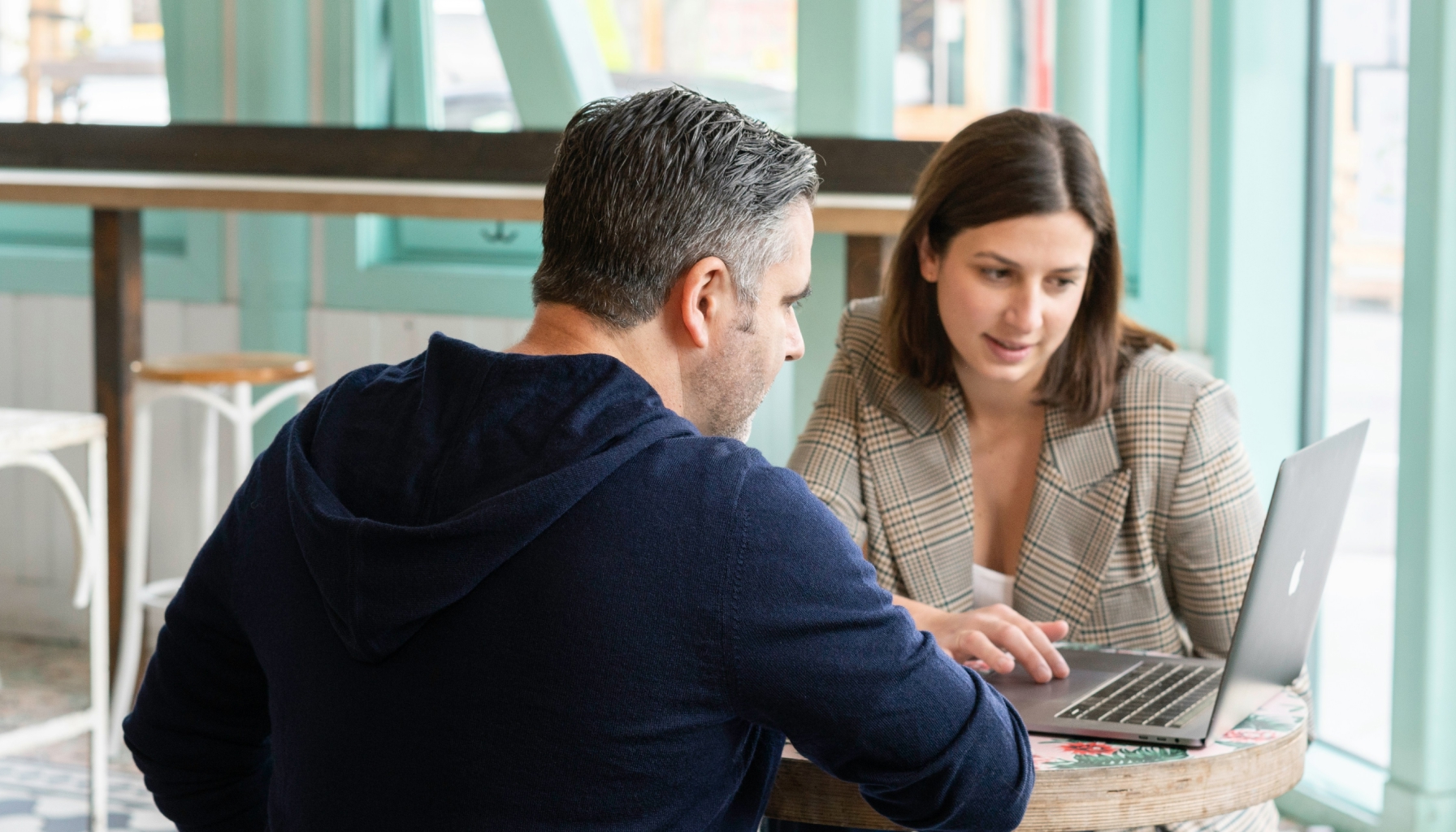 How to Run Effective 1:1 Meetings: A Manager's Guide